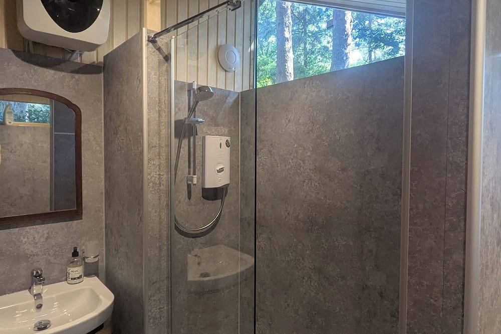 Onni - cosy forest cabin with hot tub option in St. Leonards and St. Ives, Dorset