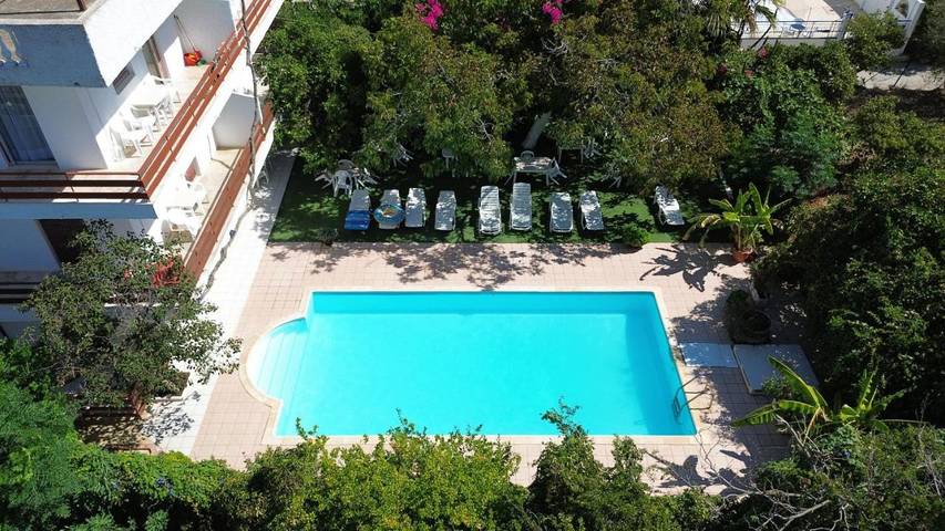 Location de vacances pour 2 personnes, avec Balcon et Terrasse ainsi que Jardin et Piscine dans Poros