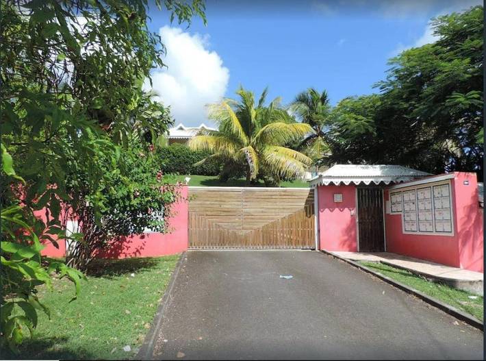 Appartement de vacances pour 3 personnes, avec piscine ainsi que jardin et terrasse, animaux acceptés