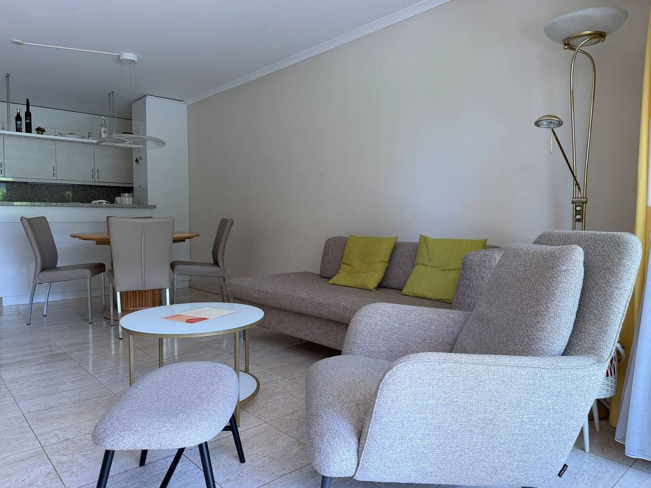 Ganze Wohnung, Moderne Parterrewohnung in gepflegtem Appartementhaus an ruhiger Lage in Minusio, Tessiner Alpen