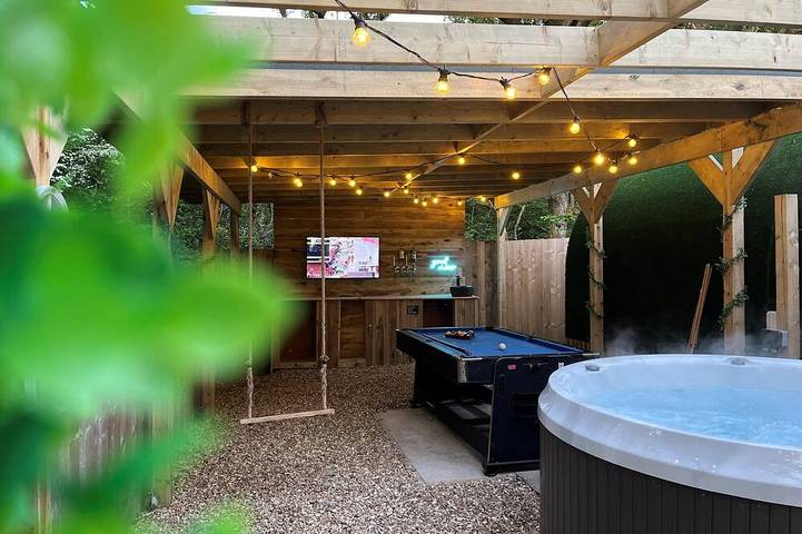 Holiday home for 4 people, with hot tub and garden, with pets in Pembrokeshire