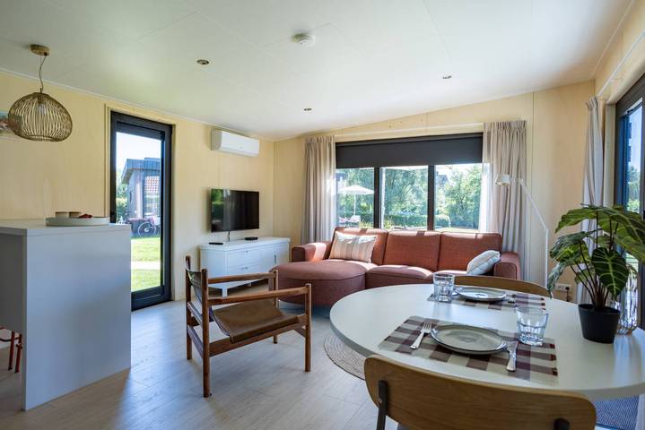 Komfortables chalet für 2 Personen mit Sauna und Airco im Park am offenen friesischen Meer in Friesland