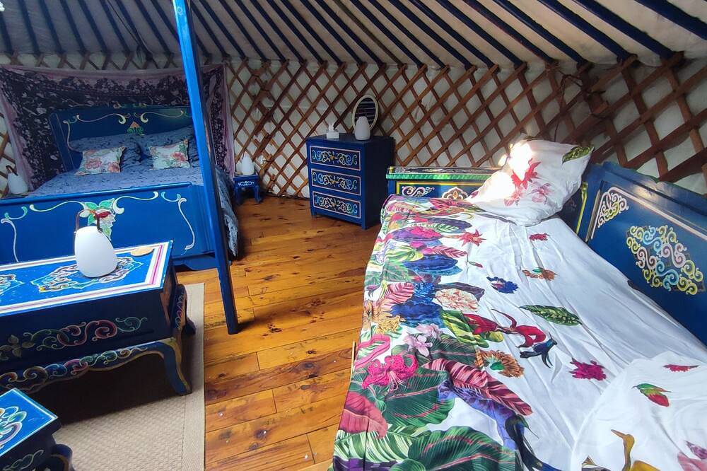 Mongolian yurt in an exceptional garden, 3 km from Mont-Saint-Michel Bay. in Ardevon, Pontorson