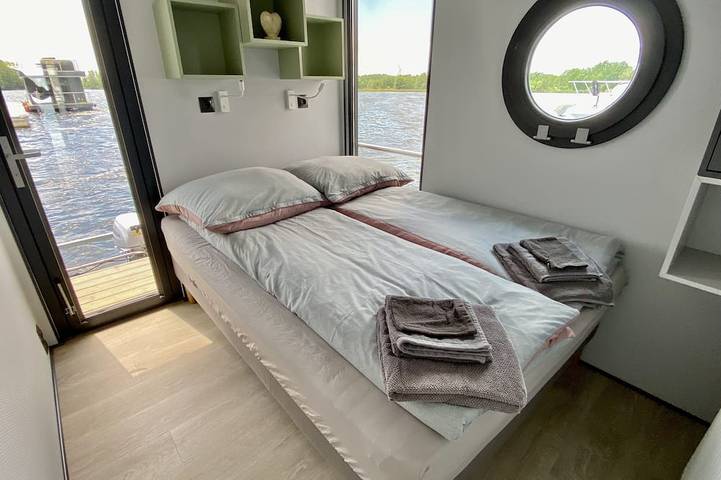 Hausboot für 5 Personen, mit Terrasse in Mecklenburgische Seenplatte - 2