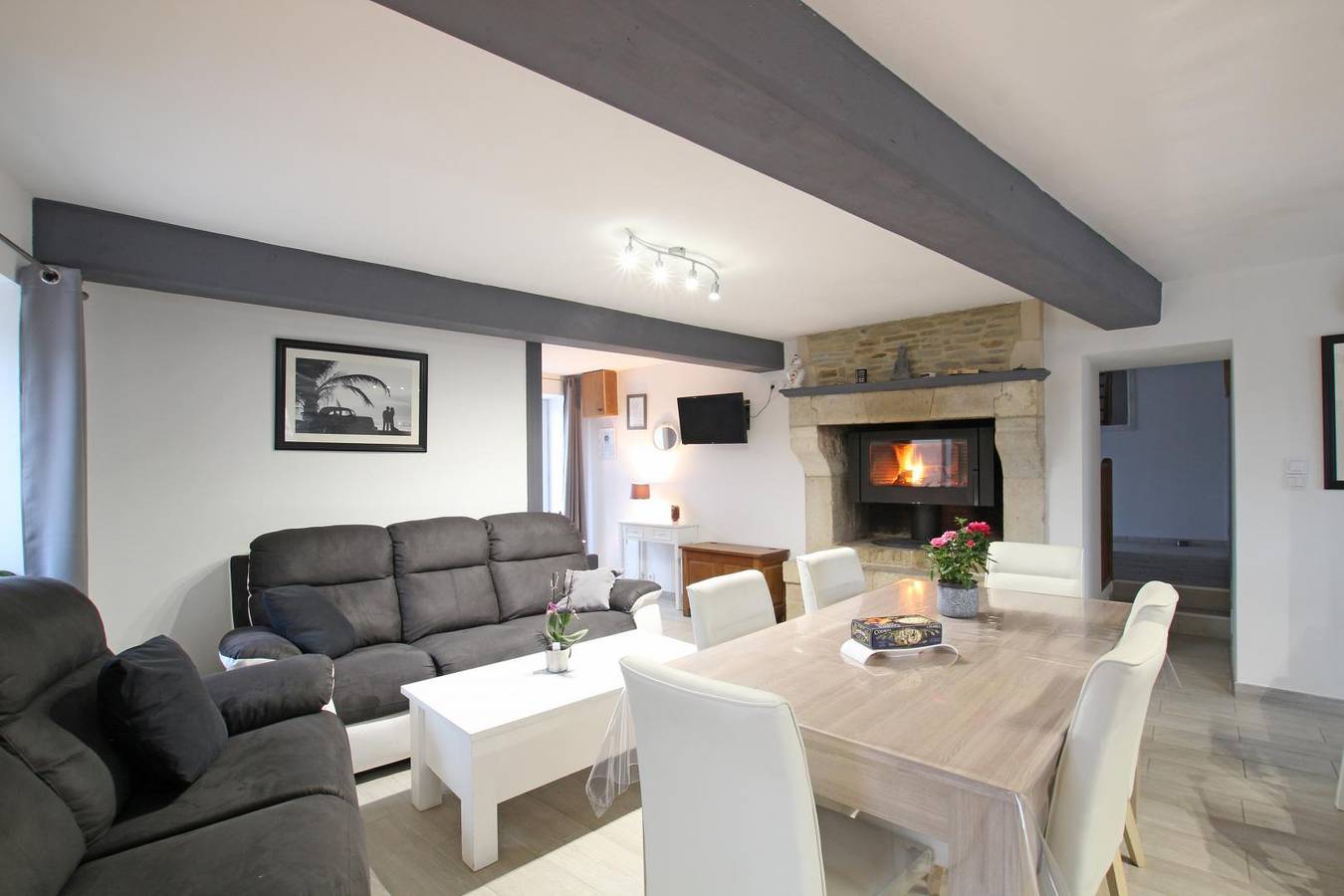 La Blanche Maison in Montaigu-la-Brisette, Côte de la Déroute