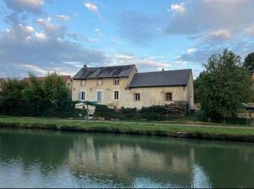 Gîte pour 8 personnes, avec vue ainsi que terrasse et jardin à Bannay