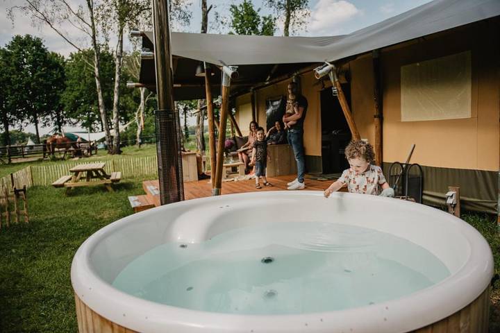 Vakantiehuis voor 7 personen, with Whirlpool and Terras as well as Tuin and Uitzicht in Bladel