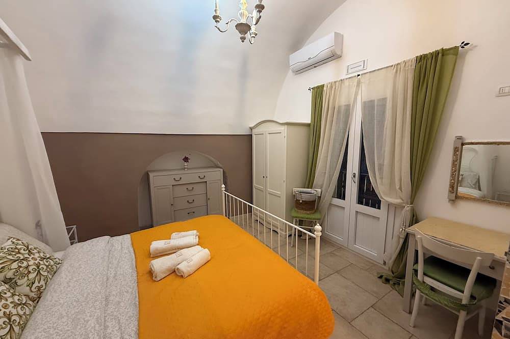 Molini Mansion. Cozy house just 20 meters from the beach in Old Port in Monopoli, Province de Bari