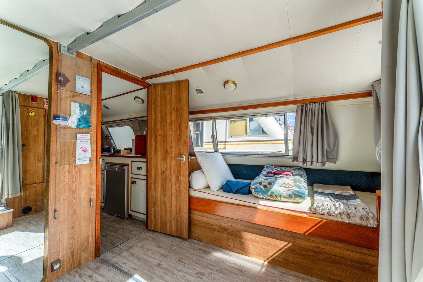 Bateau 'Pénichette Odyssey Croisières' avec vue sur le lac, terrasse privée et climatisation in Bellegarde, Région de Nîmes