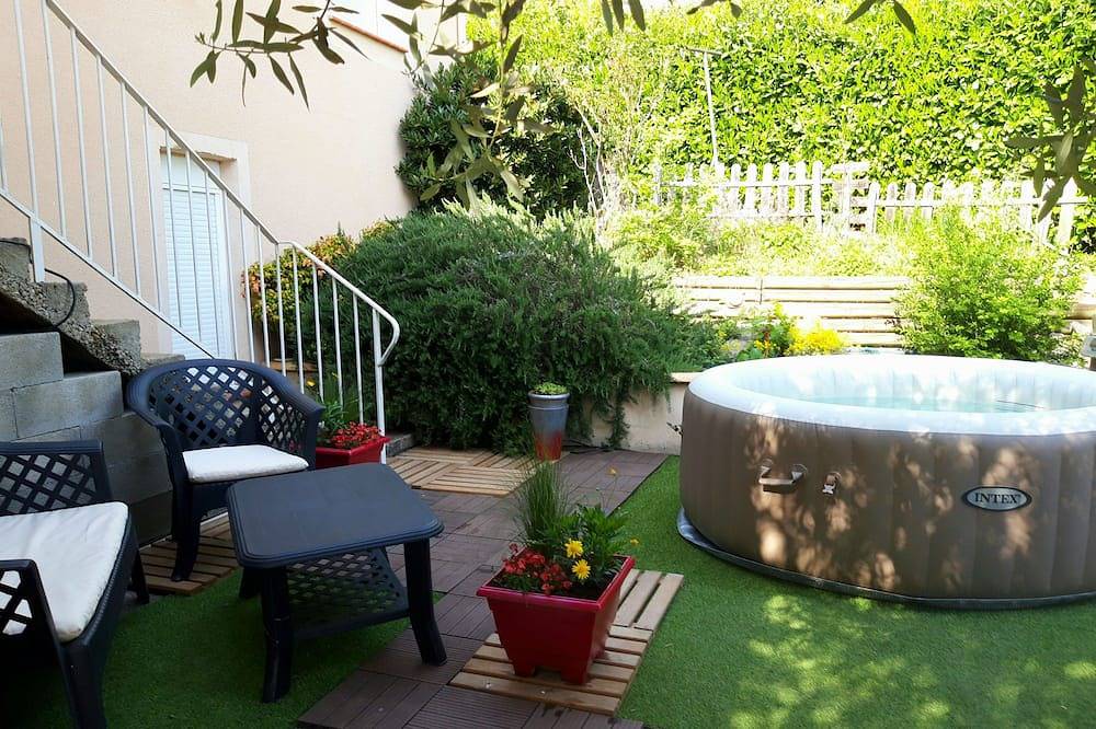 Villa with garden in residential area in Cahors, Lot