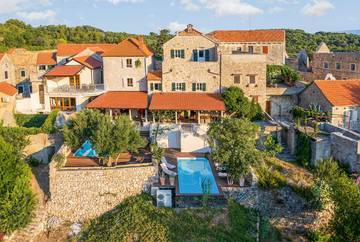 Villa for 6 People in Pitve, Hvar, Photo 1
