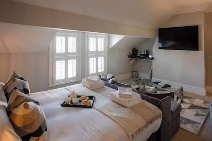 Appartement entier, King Suite close to Manchester City Centre, R3 in Heaton Moor, Stockport