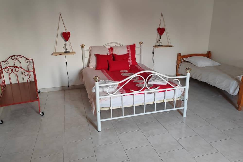 Chambre Rouge 20m² Sdb Privée avec brunch in Hommes, Région de Tours