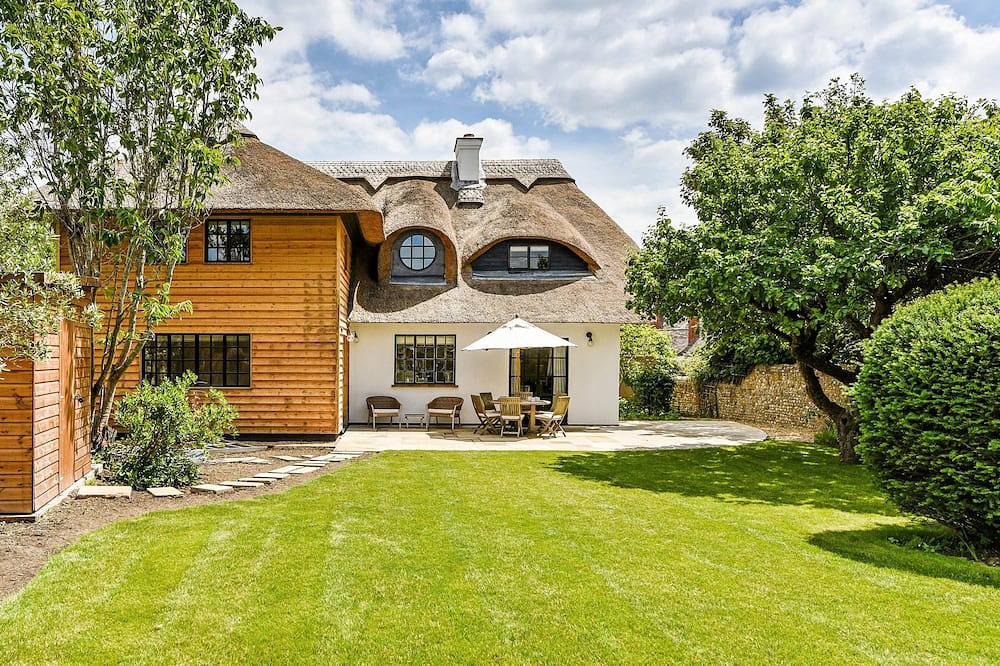 Farthings by inspirestays.com - a cottage with pool that sleeps 9 guests (6 adults max) in 4 bedroom in West Wittering Beach, West Wittering