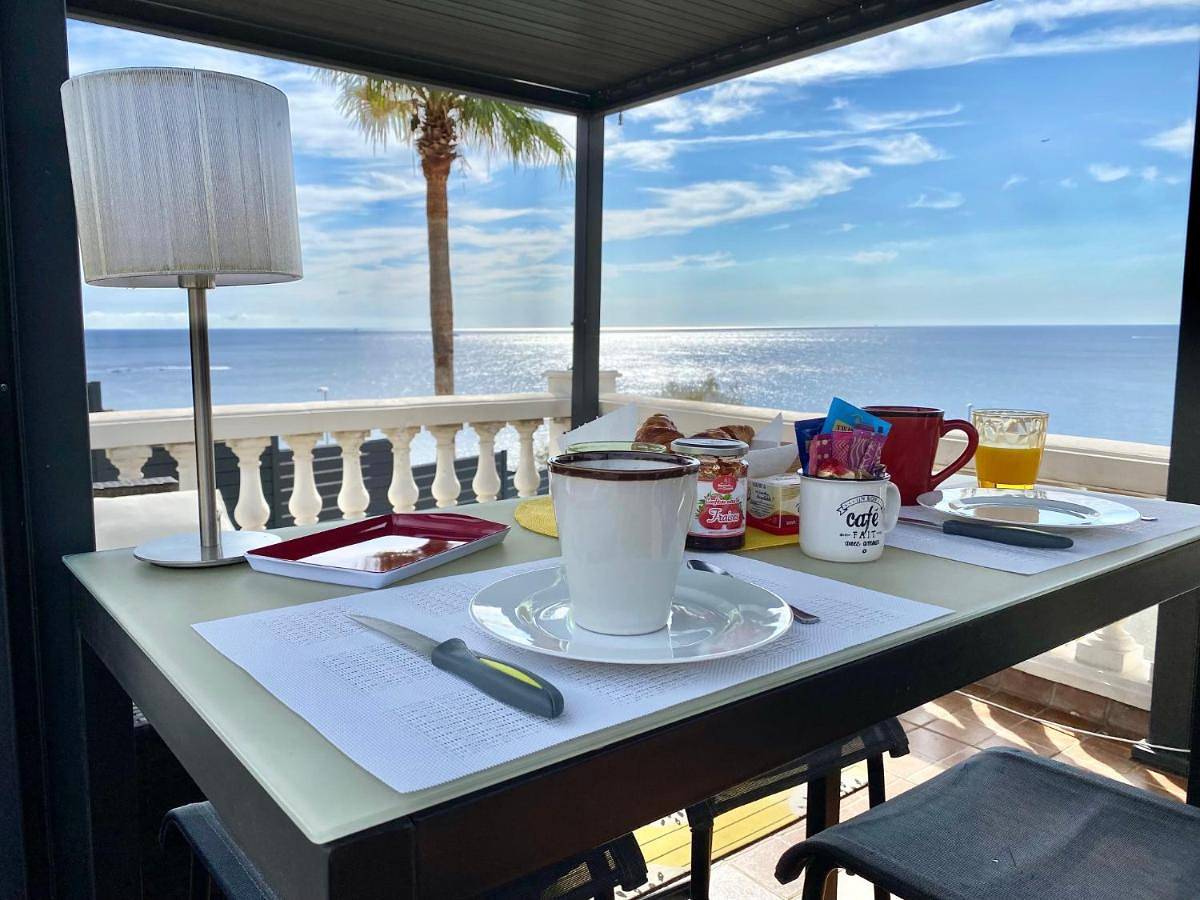 Appartement entier, Studio et son Rooftop Panoramique Privé, Saint Raphaël, Anthéor, plage et gare à Pieds in Saint-Raphaël, Massif de l'Esterel