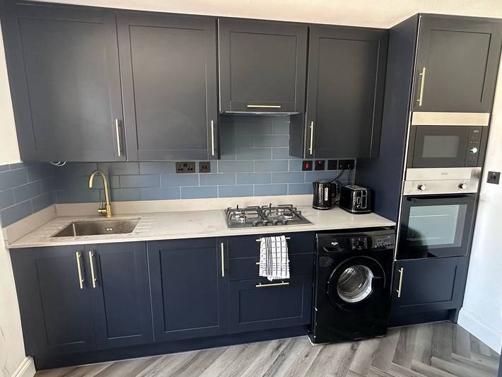 Entire holiday apartment, 3 Bedroom Apartment Sleeps 7 with Wifi in Ealing, London