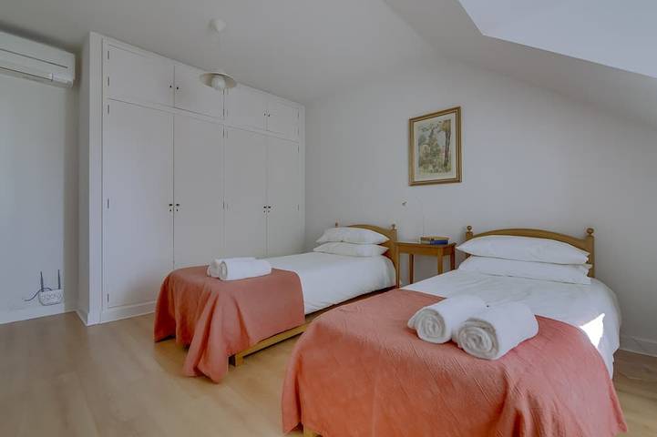 Location de vacances pour 9 personnes, avec balcon ainsi que jacuzzi et jardin, animaux acceptés à Estoril - 4