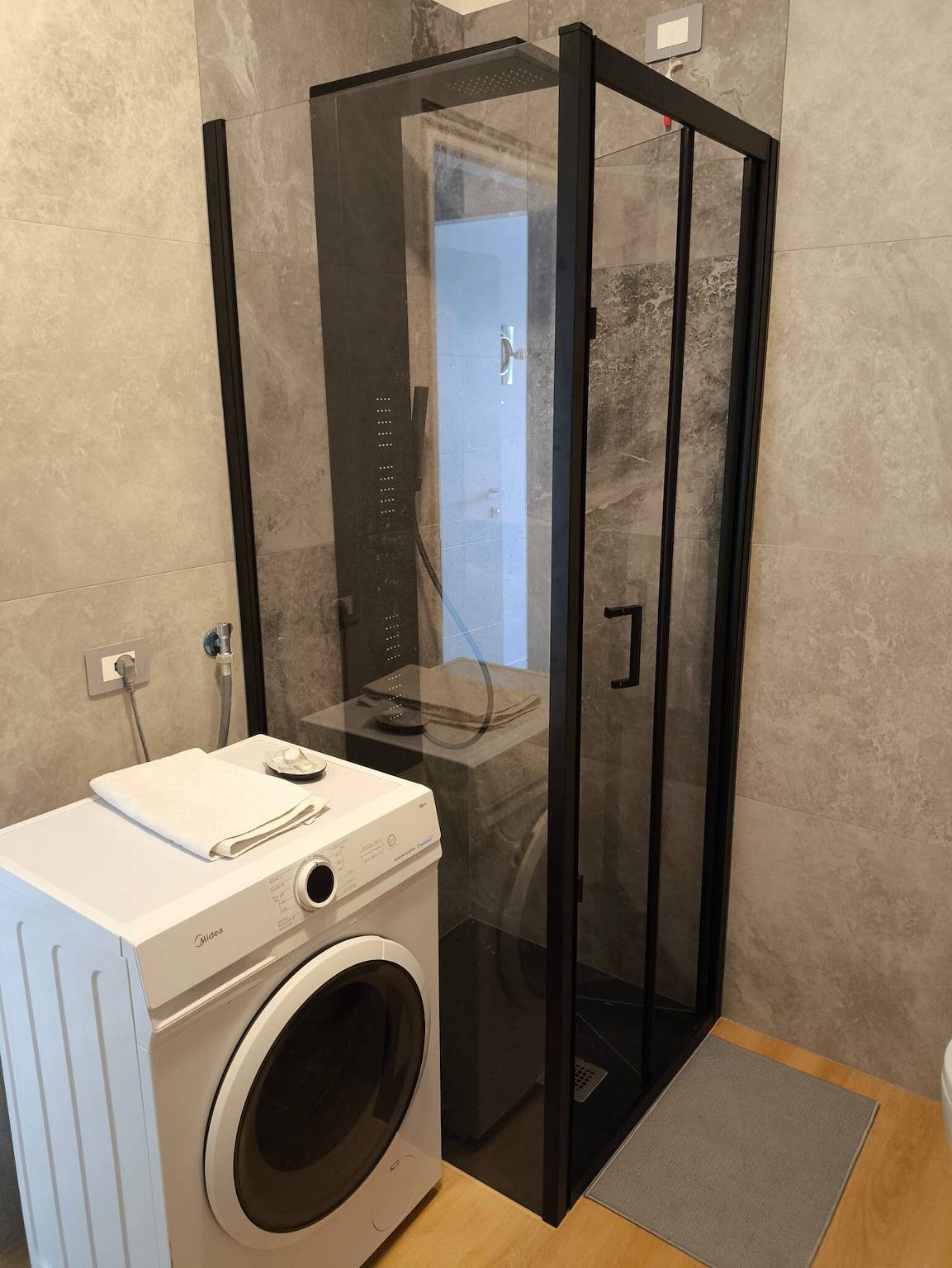 Ganze Wohnung, Apartment 'Fior Di Loto am Pool' mit Gemeinschaftspool, Wlan und Klimaanlage in Rivoltella del Garda, Desenzano del Garda