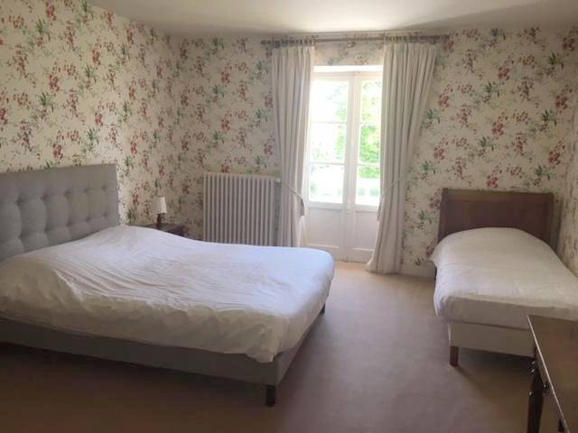 Hôtel pour 2 personnes, avec jardin et terrasse ainsi que vue et piscine, animaux acceptés à Chalais (Aquitaine) - 2