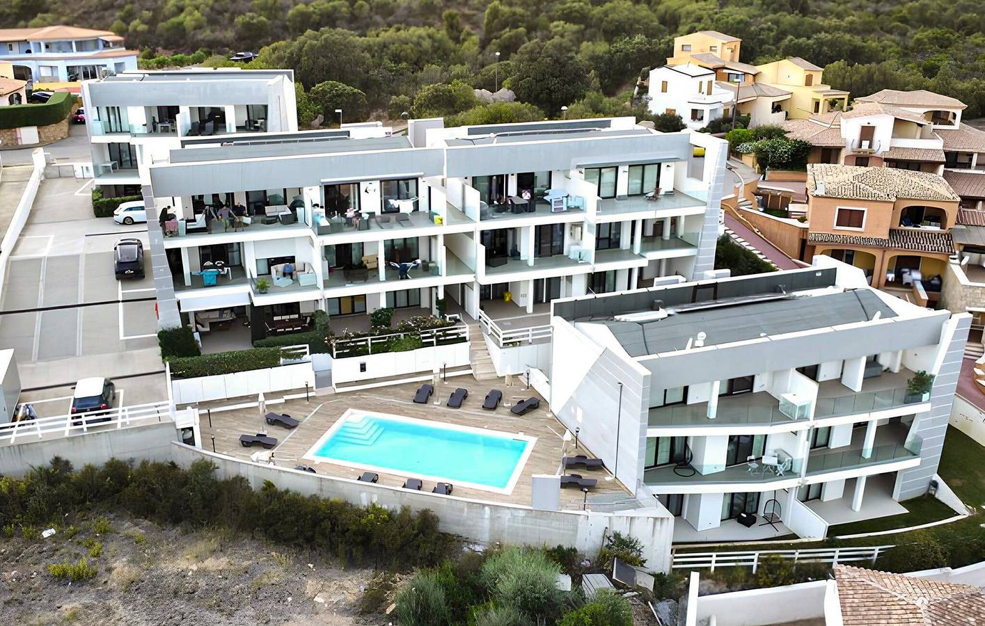 Appartamento intero, Appartamento vista mare con parcheggio, piscina e cucina - 1 km dalla spiaggia! in Cannigione, Arzachena
