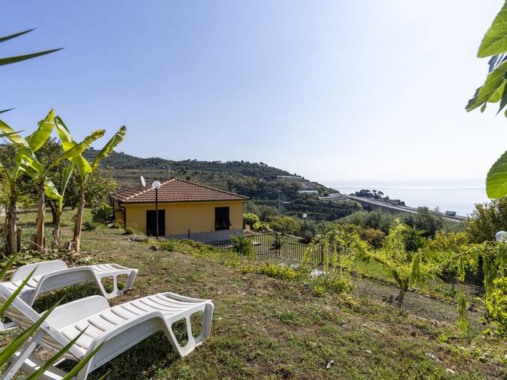 Casa vacanza per 4 persone, con Vista oceano e Terrazza nonché Giardino e Panorama a San Lorenzo al Mare