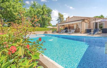 Gîte pour 8 personnes, avec piscine ainsi que terrasse et jardin à Saint-Cézaire-sur-Siagne