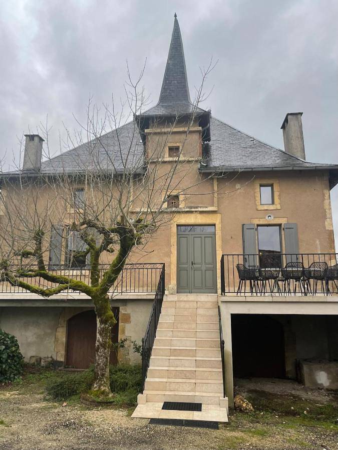 Grande maison de campagne rénovée avec piscine in Felzins, Lot