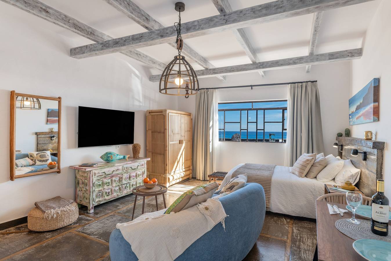 Apartamento entero, Apartamento vacacional 'Rumor del Mar' con vistas al mar, wifi y aire acondicionado in Punta de las Mujeres, Haría