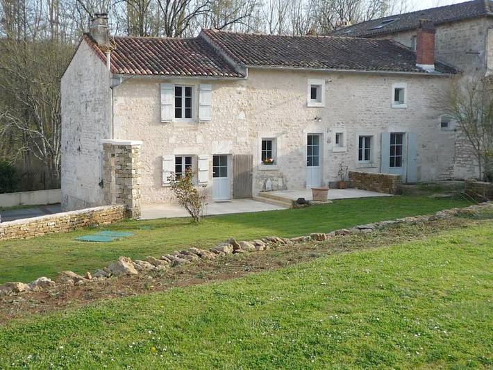 Location de vacances pour 9 personnes, avec jardin ainsi que vue et piscine à Celles-sur-Belle