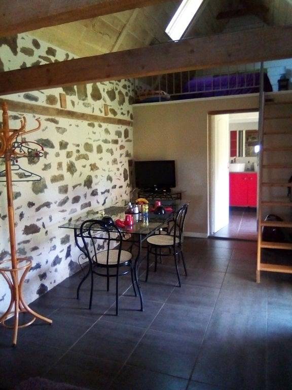 La Chambre de Roche, chambre d'hôtes à la Ferme - Chambre Les Assous in Saint-Bonnet-de-Salers, Parc naturel régional des Volcans d'Auvergne
