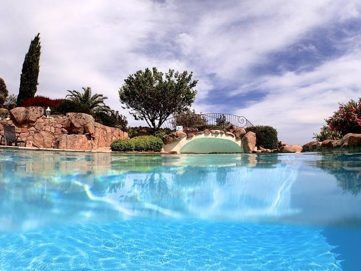 Appart’hôtel pour 2 personnes, avec Terrasse et Jacuzzi ainsi que Jardin et Bassin pour enfant