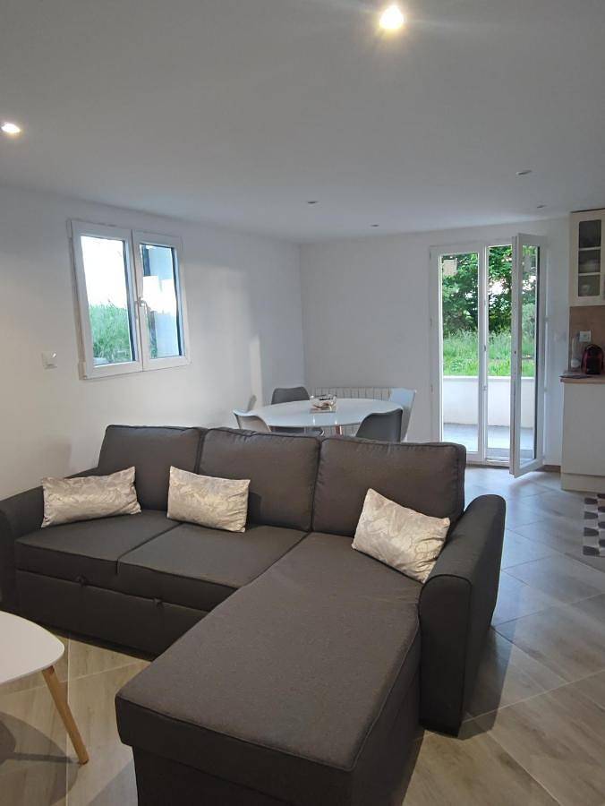 Gîte pour 3 personnes, avec terrasse à Cranves-Sales - 4