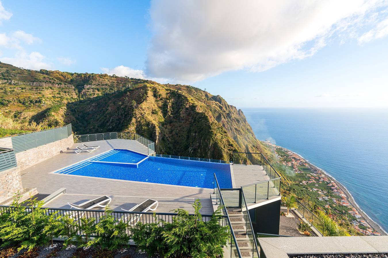 Ganze Wohnung, Modern villa, shared infinity pool | Sunsetcliff 6 in Fajã da Ovelha, Madeira
