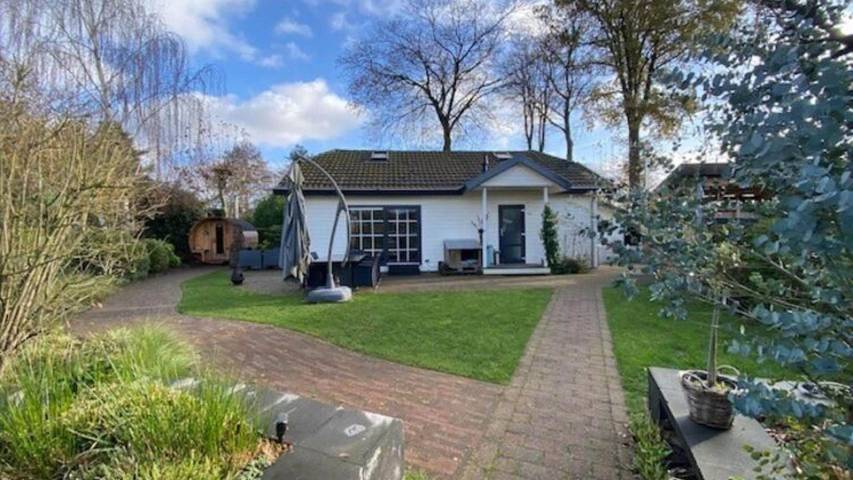 Vakantiehuis voor 6 personen, with tuin and sauna as well as zwembad and terras in Voorthuizen