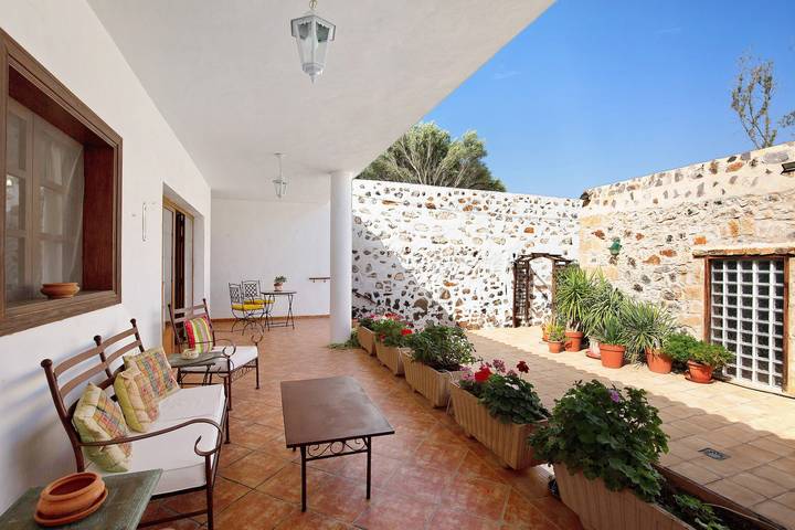 Vacation Home "Las Raíces" with Mountain View, 2 Private Terraces & Wi-Fi in Pájara, Fuerteventura