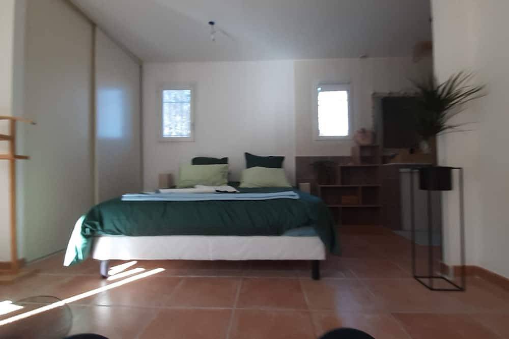 Contemporary villa with panoramic view of the Sainte Victoire. in Cadolive, Marsella region