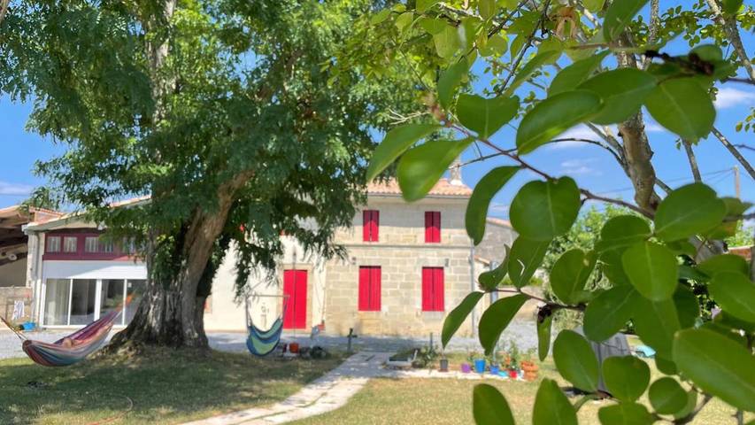 Chambre d’hôte pour 2 personnes, avec vue ainsi que piscine et jardin à Les Artigues-de-Lussac