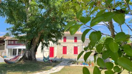 Chambre d’hôte pour 2 personnes, avec vue ainsi que piscine et jardin à Les Artigues-de-Lussac