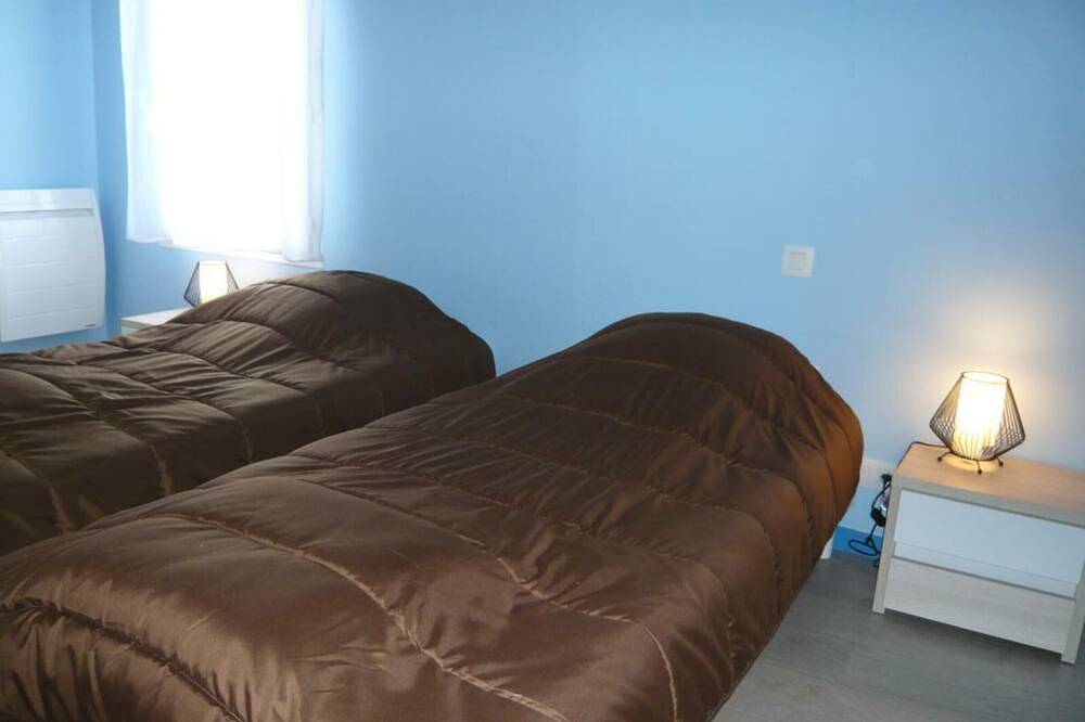 Cozy Surfside Cottage - Beach 600m, Terrace, Wi-Fi, Pet Friendly, Parking in Siouville-Hague, Côte de la Déroute