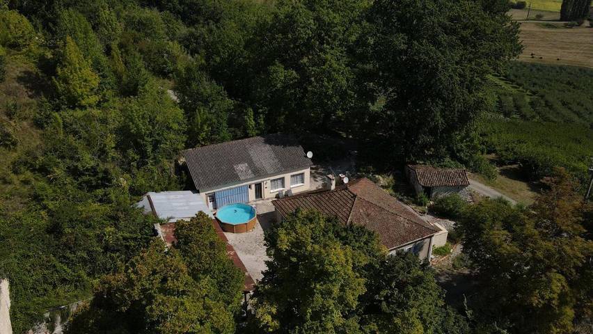 Location de vacances pour 2 personnes, avec vue ainsi que terrasse et piscine à Cazes-Mondenard