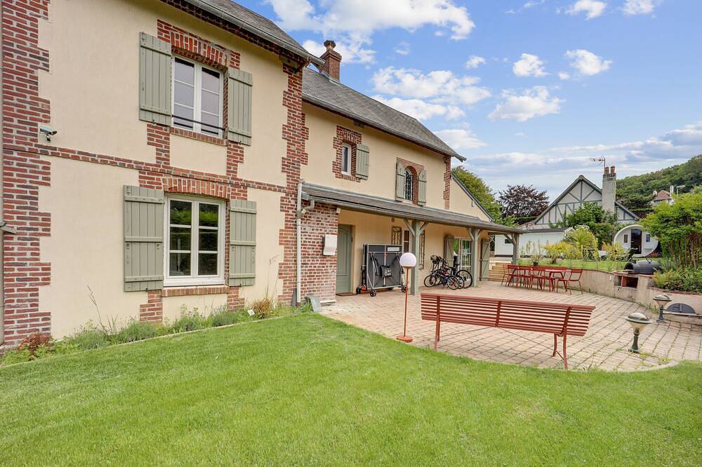 Beautiful Villa with Heated Pool Sauna Sea view 2 min to beach, 8 pers. in Benerville-sur-Mer, Lisieux region