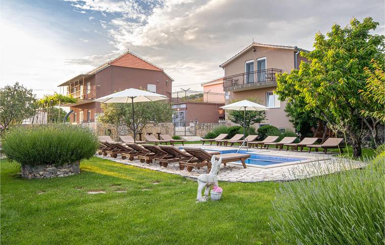 Charmante 250 m² große Wohnung mit Pool und Terrasse, nur wenige Schritte vom Fluss Cetina entfernt in Šestanovac, Makarska Riviera