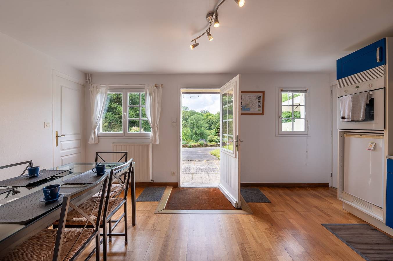 Petite house 'Les Sapins' with shared pool, terrace and Wi-Fi in Rochefort-en-Terre, Vannes region