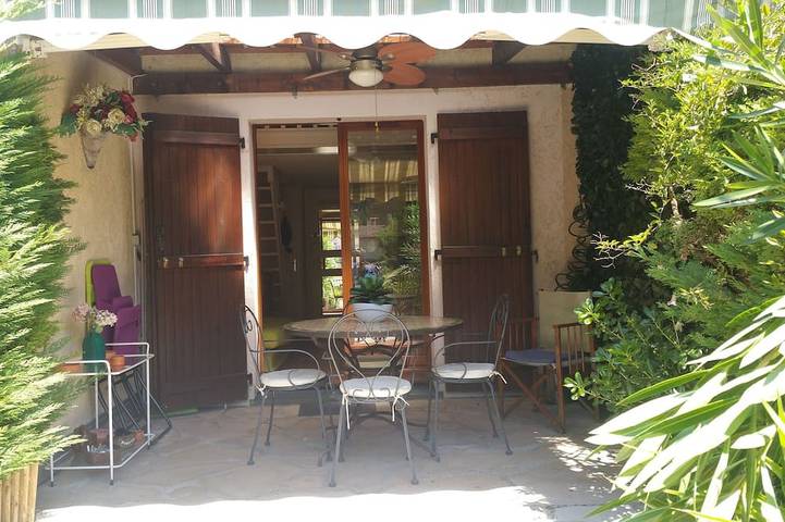 Maison de vacances pour 4 personnes, avec jardin ainsi que terrasse et piscine, animaux acceptés