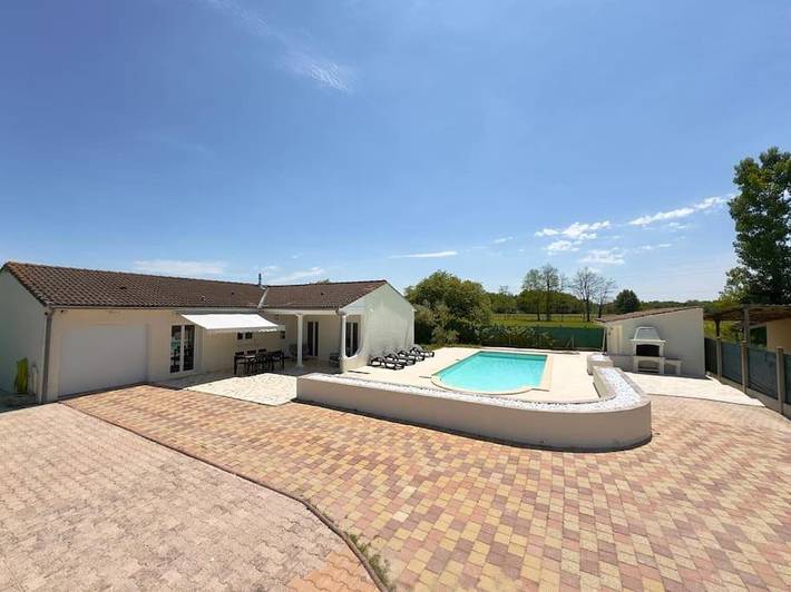 Maison de vacances pour 20 personnes, avec Terrasse ainsi que Jardin et Piscine à Izon