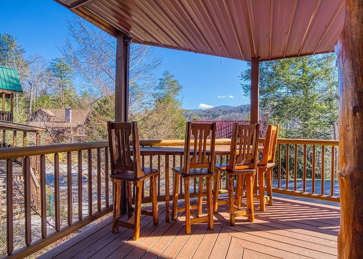Vacation rental for 12 people, with pool and hot tub as well as balcony in Gatlinburg