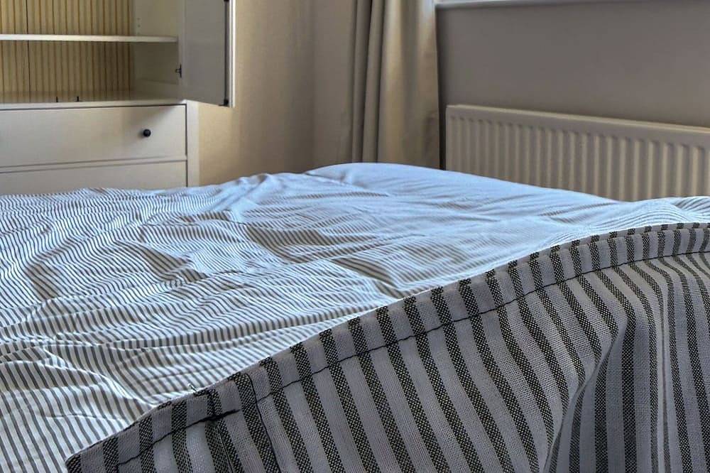 Entire apartment, The Coastal Forest Retreat in Barton on Sea, Hampshire