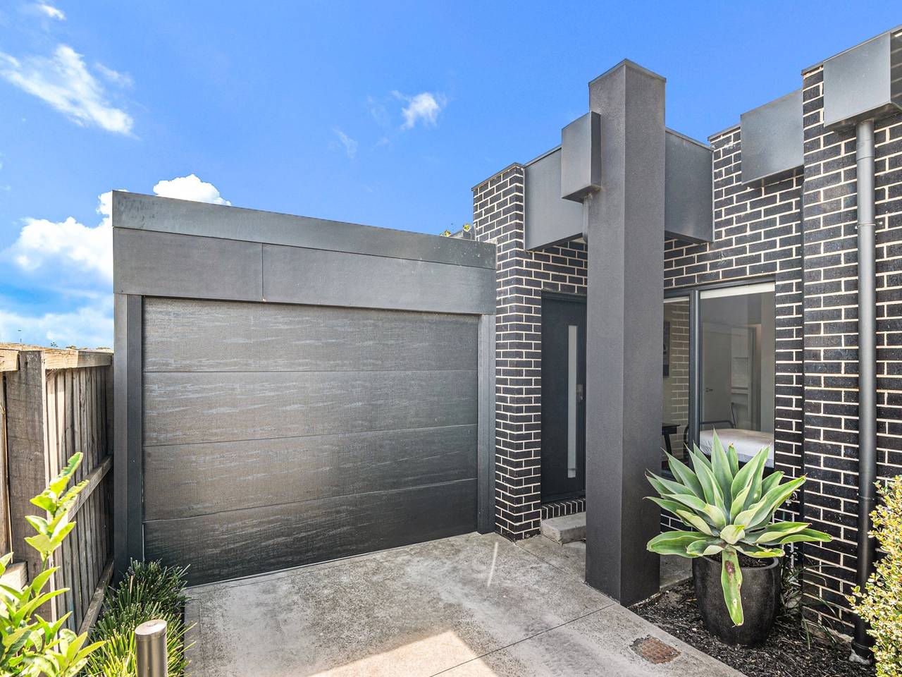 Entire apartment, Bright 2-Bed Glenroy Home with Courtyard in Melbourne, Victoria