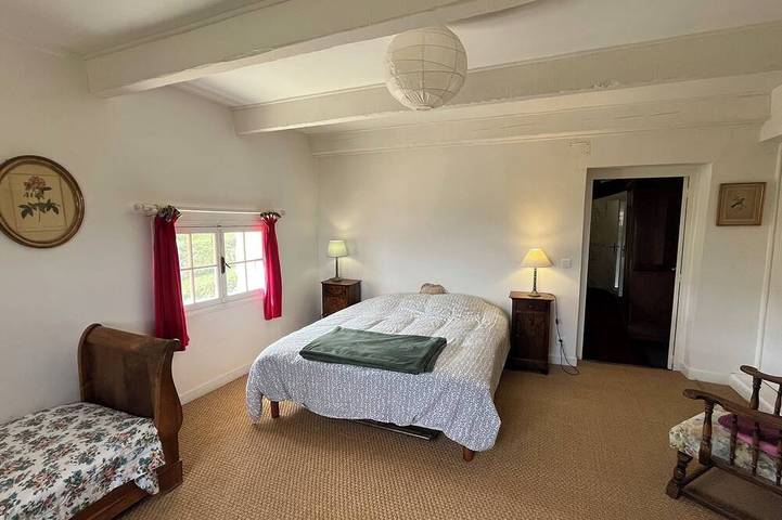 A beautiful, restored farmhouse in a quiet setting, with an enclosed garden for dogs and a stunning view. in Viviers, Privas (arrondissement)