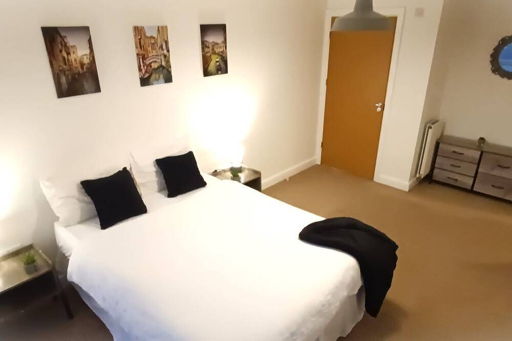 Entire apartment, Stylish 2-Bed 2-Bath Near Gatwick and Town centre in Crawley, West Sussex